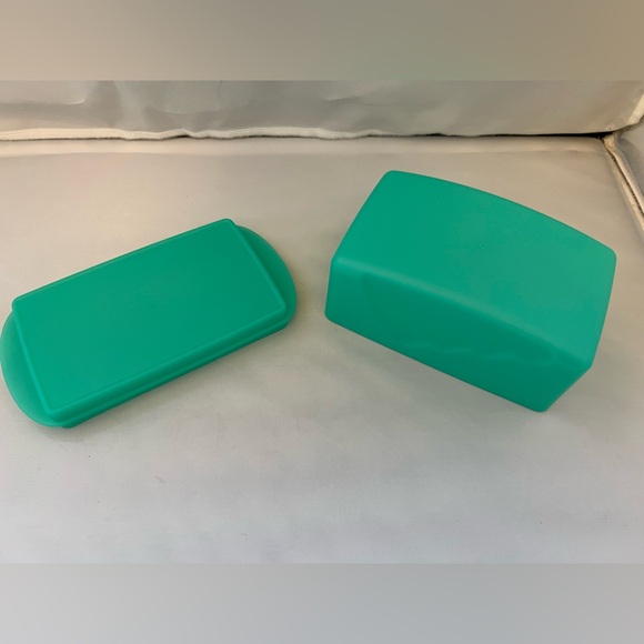 Tupperware Teal and White Butter Dish. - Picture 2 of 4
